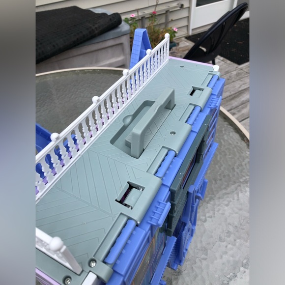 Disney Frozen 2 Fold And Go Portable Arendelle Castle Play Set House - Picture 10 of 10